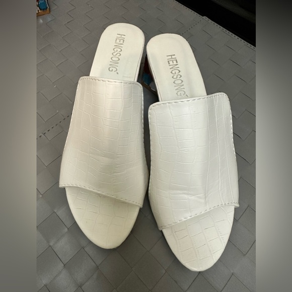 Sandals - Picture 1 of 3